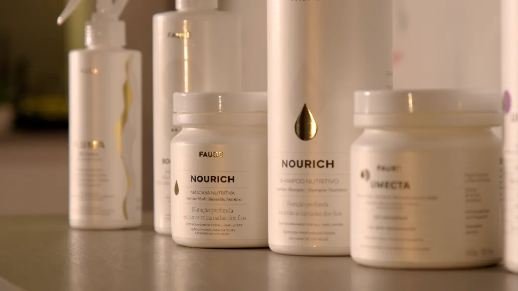 Produtos Faube Professional sobre superfície escura
